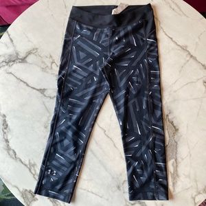 Under Armour Size Small Black Capri Leggings